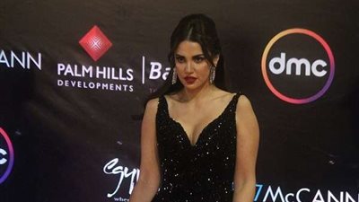 درة ترد على منتقديها بشأن الفساتين المكشوفة في مهرجانات الشتاء