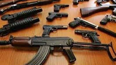 إحالة 12 متهمًا بتهمة حيازة أسلحة نارية إلى النيابة