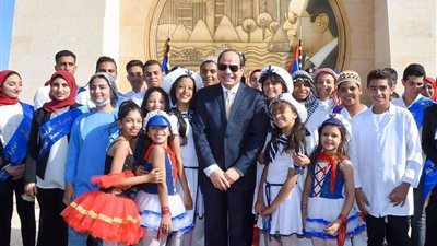 السيسي يلتقط صورا تذكارية أمام أنفاق بورسعيد الجديدة