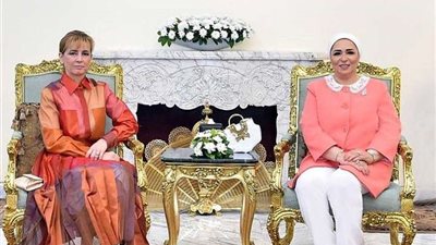 قرينة السيسي تعرب عن سعادتها باستقبال زوجة رئيس جمهورية المجر (صور)
