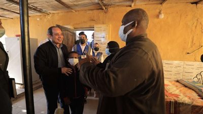 عاجل .. السيسي يتفقد قرية غرب أسوان المتضررة من السيول ويلتقي بالمواطنين