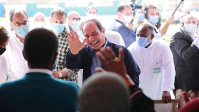 عاجل| الرئيس يستمع لـ شرح شباب مؤسسة حياة كريمة للجهود المبذولة في قرية غرب أسوان