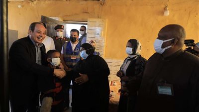 الرئيس الإنسان.. السيسي مع أهالي أسوان المتضررين من السيول