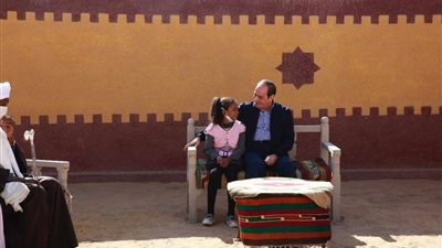 الرئيس يجري زيارة لمنزل أحد مواطني أسوان المتضررين من السيول