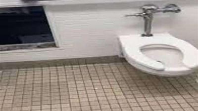 طالب يصاب بالرعب بعد دخول حمام المدرسة ومشاهدة هذه المفاجأة