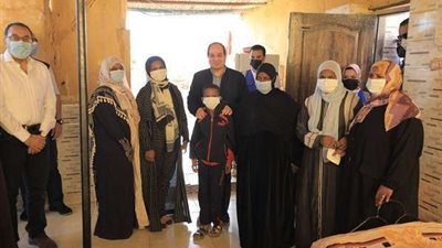 الرئيس السيسي يتفقد قريتي غرب أسوان والشهامة ويوجه بضمهم لـ 