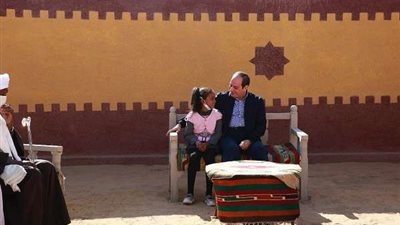 السيسي الأب في حوار مع طفلة من أحدى متضرري أسوان