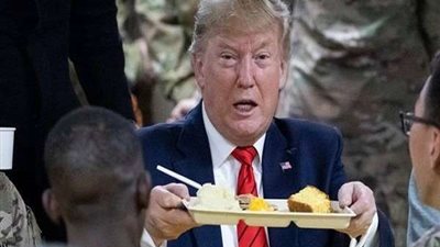 في زيارة مفاجئة لأفغانستان.. ترامب يقدم الطعام للقوات الأمريكية