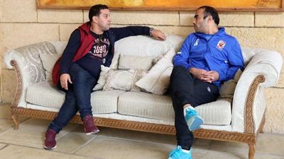 أنيس بوجلبان يزور بعثة الأهلي في تونس