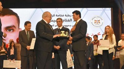 رئيس جامعة القاهرة يكرم وزير الشباب والرياضة