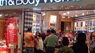 صور.. إقبال كثيف على الشراء في 