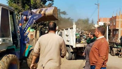 رفع تراكمات القمامة والأتربة بالعطلة الأسبوعية بمركز الشهداء