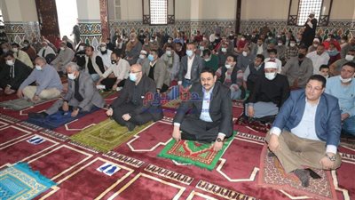 عقب افتتاحه..محافظ بني سويف يؤدي صلاة الجمعة بمسجد أبوبكر الصديق.صور