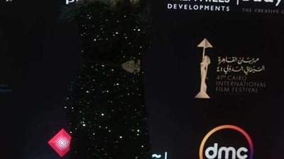 بالريش.. مفيدة شيحة بإطلالة غريبة على السجادة الحمراء