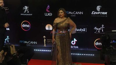 بفستان يبرز رشاقتها.. ليلى علوي تخطف القلوب في ختام مهرجان القاهرة السينمائي (صور)