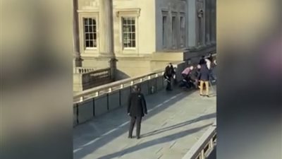 شاهد.. الشرطة البريطانية تطلق النار على إرهابي جسر لندن بعد ضبطه