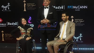 بالصور..  ذوي الإعاقة يخطفوف القلوب على الـ«ريد كاربت»