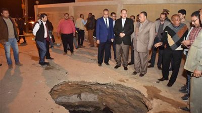 محافظ أسيوط يتفقد أعمال هبوط أرضى مفاجىء بمنطقة المعلمين