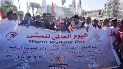 بالصور.. وزير الشباب يشارك في احتفالية يوم المشي العالمي بالغردقة