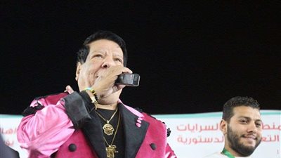 شعبان عبدالرحيم يغني على كرسي متحرك.. 