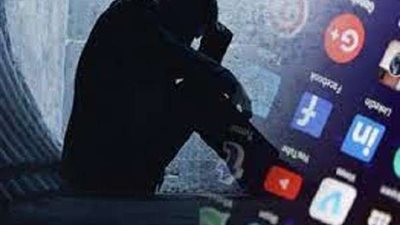 هل استخدام التواصل الاجتماعي يجعلك عرضة للاكتئاب..  أستاذ الطب النفسي يجيب