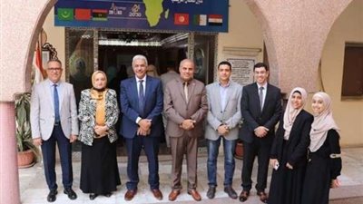 رئيس جامعة الأزهر يشيد بمشروعات رواق لريادة الأعمال بصيدلية