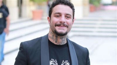 رد مثير للجدل من احمد الفيشاوي على تقبيله زوجته: عايزيني افتحها مبوسة