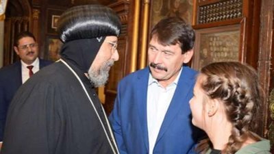 رئيس المجر يزور الكنيسة المعلقة بمصر القديمة (صور)