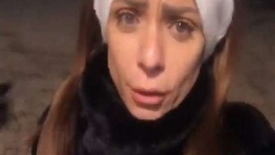 تشعر بالبرد.. ريم البارودي فى إطلالة شتوية بتربو على الرأس من أمستردام