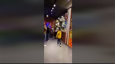 عاجل.. أول فيديو يرصد لحظة التجسس على السيدات داخل حمام مطعم شهير بمدينة نصر
