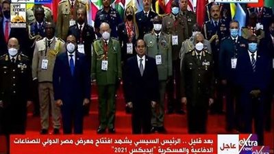 الرئيس السيسي يلتقط صورة تذكارية للمشاركين فى معرض إيديكس 2021