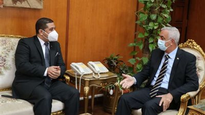 رئيس جامعة المنوفية يستقبل رئيس هيئة تعليم الكبار