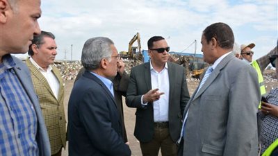 محافظ الدقهلية يعاين معدات وحاويات النظافة الجديدة