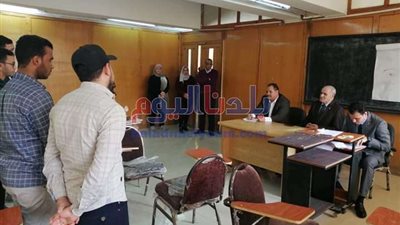 رئيس جامعة الفيوم يتابع سير امتحانات نصف العام بكلية الحقوق