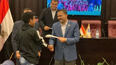 بعد تصدرهم الدوري.. مستقبل وطن يكرم فريق نادي الحزب مواليد 2007 (صور)