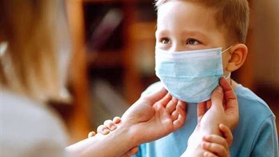 أستاذ مناعة يحدد الأمراض التي تؤجل حصول الأطفال على لقاح كورونا