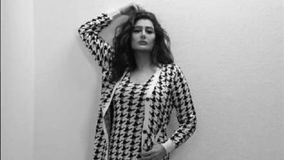 غادة عبد الرازق تخطف الأنظار بإطلالة مثيرة