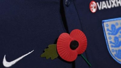 سر الوردة الحمراء على قمصان الفرق الإنجليزية.. 