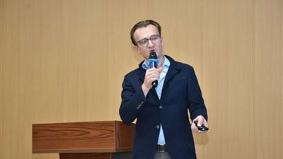 خبير ألماني يحاضر بمركز جراحة القلب والصدر والأوعية الدموية جامعة المنصورة.. صور