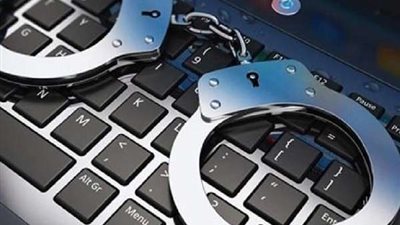 حقوقي يكشف عقوبة منتحلي الصفة على مواقع التواصل