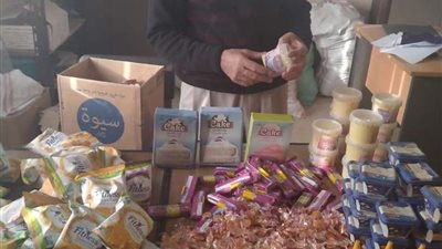 ضبط 845 عبوة مواد غذائية منتهية الصلاحية خلال حملة تموينية بمطروح