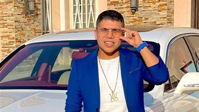 عمر كمال يرقص بالسبحة على أنغام 