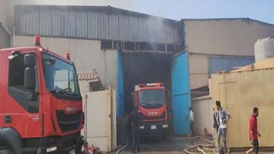 الحماية المدنية تسيطر على حريق التهم مصنع أساس بالشرقية