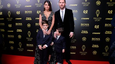 الكرة الذهبية.. وصول ميسي برفقة زوجته