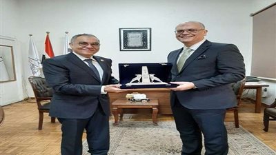 رئيس جمعية أصدقاء المبادرة القومية ضد السرطان في زيارة لتجارة عين شمس