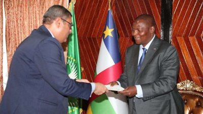 مساعد وزير الخارجية يلتقي رئيس جمهورية أفريقيا الوسطى (صور)