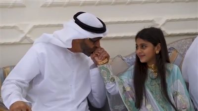 ولي عهد أبو ظبي يقوم بزيارة طفلة في منزلها تصحيحًا لخطأه