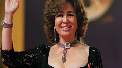 شاهد.. إلهام شاهين بإطلالة صادمة مع الفنانين بـ