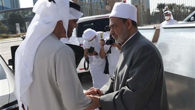 هدية خاصة من شيخ الأزهر لـ ولي عهد أبو ظبي