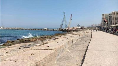 سقوط سور خرساني بسبب الأمواج على فتاة بكورنيش الاسكندرية